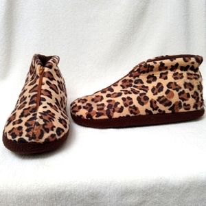 Leopard pattern front zip up house slipper.